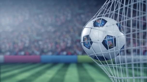 Logo del club de fútbol FC Porto en la pelota en la red de fútbol. Animación conceptual editorial 3D — Vídeo de stock