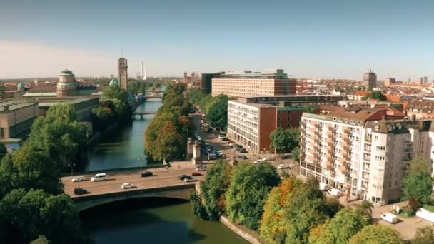 Luchtfoto van de rivier de Isar in de buurt van de Innere Ludwigsbrücke brug en het Duitse Museum in München, Duitsland — Stockvideo