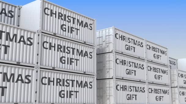 Контейнери з текстом CHRISTMAS GIFT в контейнерному терміналі, циклічна 3D анімація — стокове відео