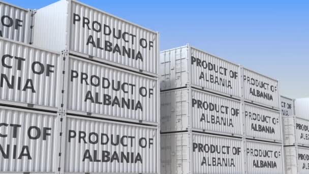 Контейнеры с текстом PRODUCT OF ALBANIA. Албанский импорт или экспорт связанной с петлей 3D анимации — стоковое видео