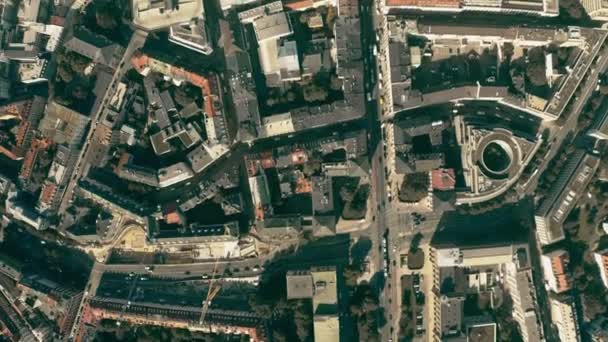 Antenn uppifrån och ner med gator och byggnader i Münchens centrum, Tyskland — Stockvideo