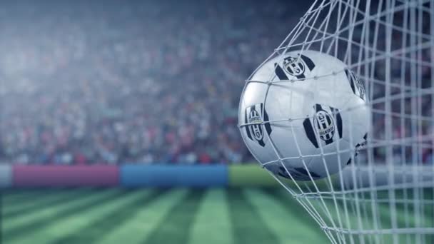 Logotipo del club de fútbol Juventus en la pelota en la red de fútbol. Animación conceptual editorial 3D — Vídeo de stock