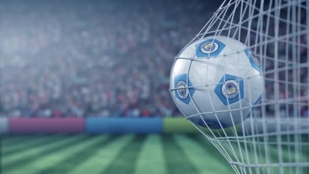 Манчестер Сити логотип футбольного клуба на мяче в футбольной сети. Редакционная концептуальная 3D анимация — стоковое видео