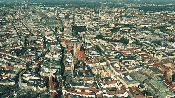 Luftaufnahme von München, der Hauptstadt und bevölkerungsreichsten Stadt Bayerns, Deutschland — Stockfoto