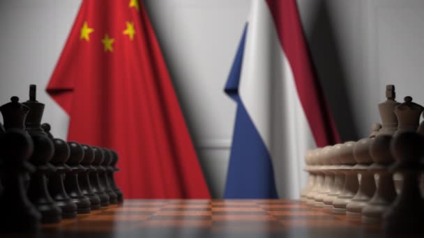 Schachspiel gegen Flaggen aus China und den Niederlanden. politische Konkurrenz im Zusammenhang mit 3D-Animation — Stockvideo