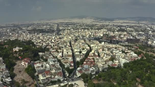 Vista aérea a oeste da paisagem urbana de Atenas envolvendo o Santuário de Zeus, Grécia — Vídeo de Stock