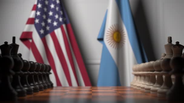 Шахматная игра против флагов США и Аргентины. Политическая конкуренция — стоковое видео