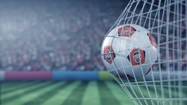 Logotipo do clube de futebol FC Shakhtar Donetsk na bola em rede de futebol. Renderização 3D conceitual editorial — Fotografia de Stock