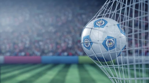 Manchester City FC logotipo do clube de futebol na bola em rede de futebol. Renderização 3D conceitual editorial — Fotografia de Stock