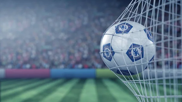 Chelsea F.C. logo del club de fútbol en la pelota en la red de fútbol. Representación editorial conceptual 3D —  Fotos de Stock