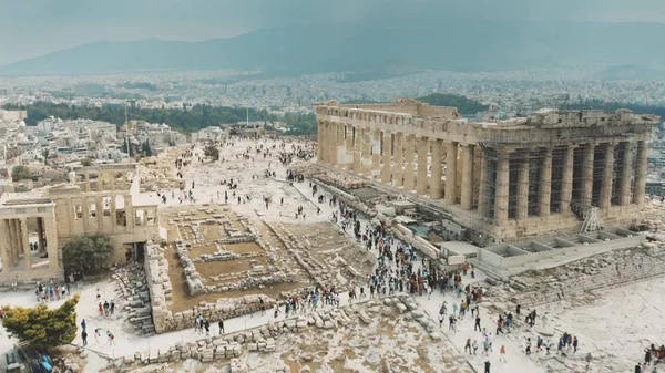 Letecký pohled na přeplněné turistické místo nedaleko Parthenského chrámu na Akropoli v Athénách, Řecku — Stock fotografie
