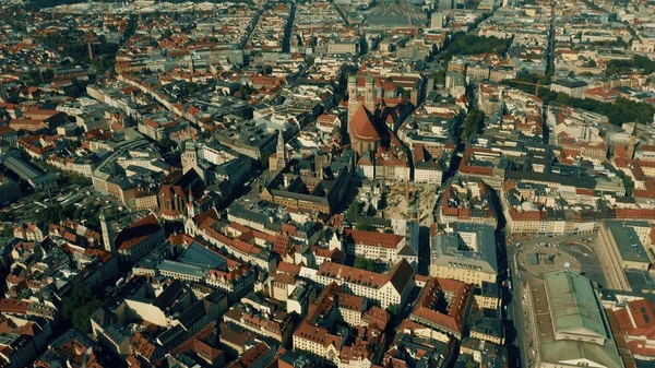 ノイエス・ラタウスの建物とフラウエンキルシュ教会、ドイツと有名なマリエン広場を含むミュンヘンの航空写真 — ストック写真