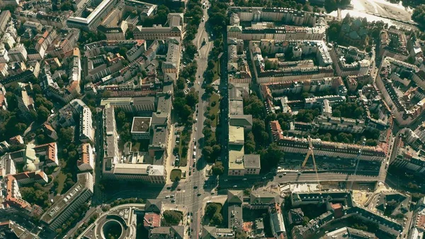 德国 Isar 河附近的慕尼黑街道和建筑物的鸟瞰图 — 图库照片