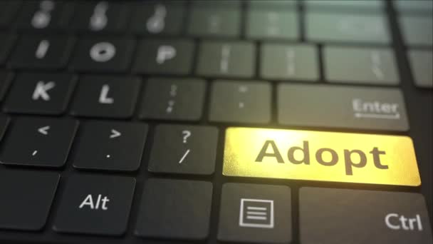 Siyah bilgisayar klavyesi ve altın benimseyen tuş. Kavramsal 3d animasyon — Stok video