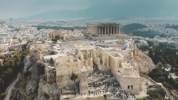 アテネ、ギリシャのアクロポリスのパルテノン寺院近くの混雑した観光地の航空写真 — ストック動画