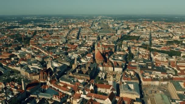 Вид с воздуха на Мюнхен с участием знаменитой площади Мариенплац, здание Neues Rathaus и церковь Фрауэнкирхе, Германия — стоковое видео