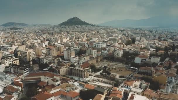 Εναέρια θέα του αστικού τοπίου της Αθήνας, Ελλάδα. Πτήση από την Ακρόπολη προς τον λόφο του Λυκαβηττού — Αρχείο Βίντεο