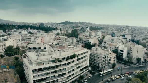 Αστικό τοπίο της Αθήνας σε βροχερή ημέρα, Ελλάδα. Αεροφωτογραφία — Αρχείο Βίντεο