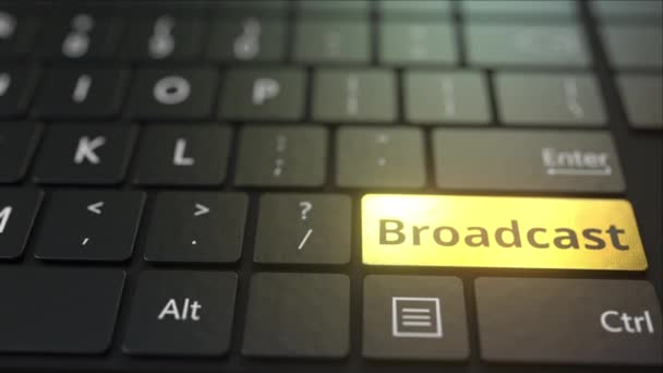 Siyah bilgisayar klavyesi ve altın yayın tuşu. Kavramsal 3d animasyon — Stok video