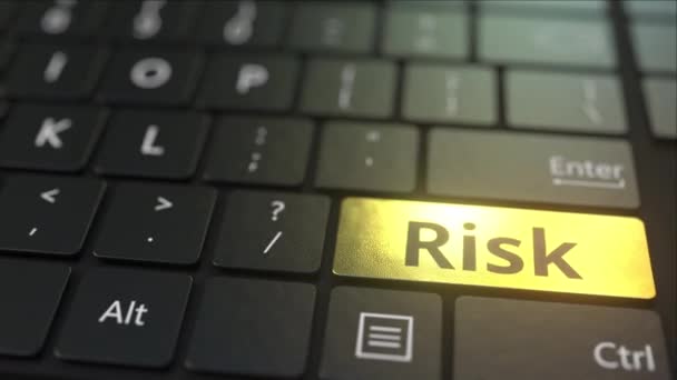 Клавіатура чорного комп'ютера і клавіша золотого ризику. Концептуальна 3D анімація — стокове відео