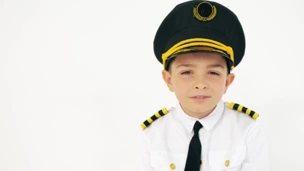 Retrato de um menino usando uniforme de piloto — Vídeo de Stock