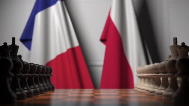 Flaggen von Frankreich und Polen hinter Bauern auf dem Schachbrett. Schachspiel oder politische Rivalität im Zusammenhang mit 3D-Animation — Stockvideo