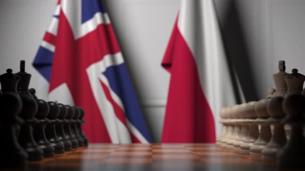 Flaggen von Großbritannien und Polen hinter Bauern auf dem Schachbrett. Schachspiel oder politische Rivalität im Zusammenhang mit 3D-Animation — Stockvideo