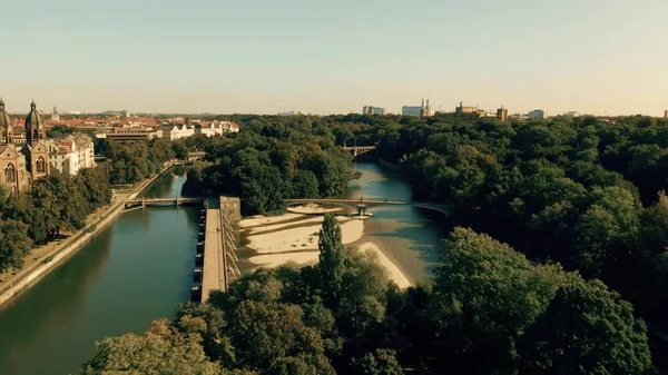 Vista aérea del río Isar y la presa dentro de los límites de la ciudad de Munich, Alemania — Foto de Stock