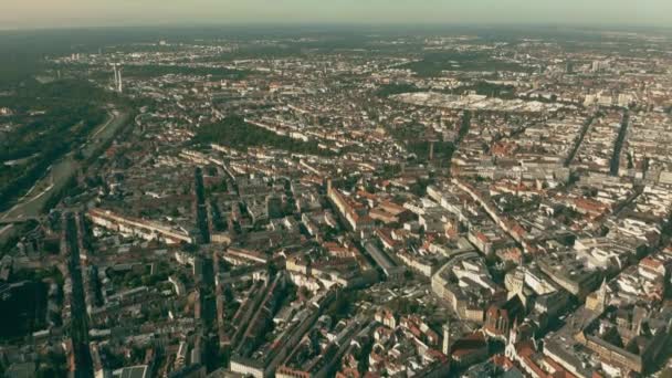 Foto aérea de Múnich con la participación de la famosa Theresienwiese, el terreno del festival histórico de la cerveza Oktoberfest, Alemania — Vídeos de Stock