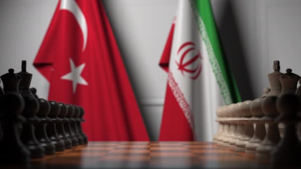土耳其和伊朗国旗在棋盘上的棋子后面。国际象棋游戏或政治竞争相关3D动画 — 图库视频影像