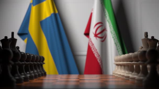 Svédország és Irán zászlói a sakktáblán lévő gyalogok mögött. Sakk-játék vagy politikai rivalizálás 3D animáció — Stock videók