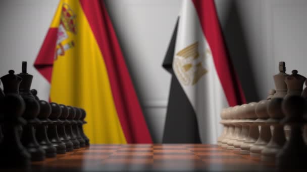 Bandeiras de Espanha e Egito atrás de peões no tabuleiro de xadrez. Jogo de xadrez ou rivalidade política relacionada com animação 3D — Vídeo de Stock
