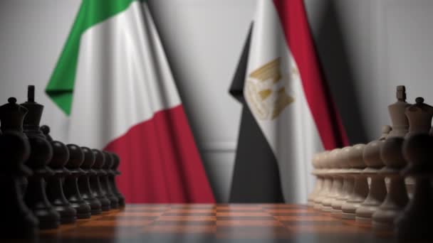 棋盘上的棋子后面是意大利和埃及的旗帜。国际象棋游戏或政治竞争相关3D动画 — 图库视频影像