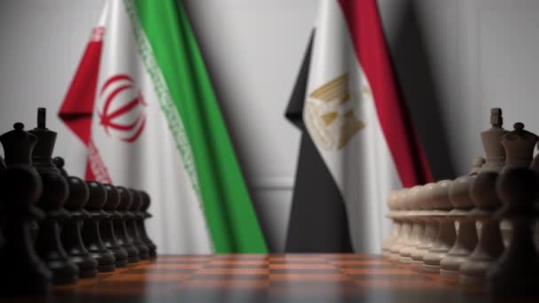 Satranç tahtasındaki piyonların arkasında İran ve Mısır bayrakları. Satranç oyunu veya siyasi rekabet ile ilgili 3d animasyon — Stok video