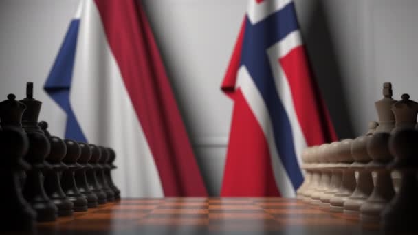 Vlaggen van Nederland en Noorwegen achter pionnen op het schaakbord. Schaakspel of politieke rivaliteit gerelateerde 3D-animatie — Stockvideo