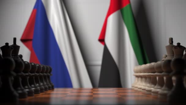 Bandiere della Russia e degli Emirati Arabi Uniti dietro pedine sulla scacchiera. Gioco di scacchi o rivalità politica relativi animazione 3D — Video Stock
