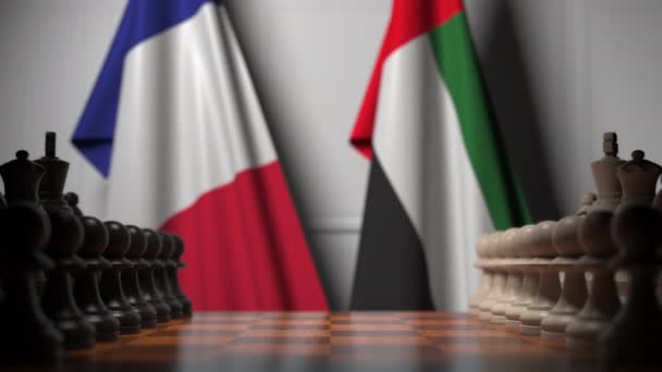 Bandiere della Francia e degli Emirati Arabi Uniti dietro pedine sulla scacchiera. Gioco di scacchi o rivalità politica relativi animazione 3D — Video Stock