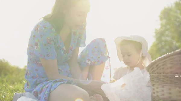 Piccolo bambino e la madre fanno un picnic in un giorno d'estate — Foto Stock