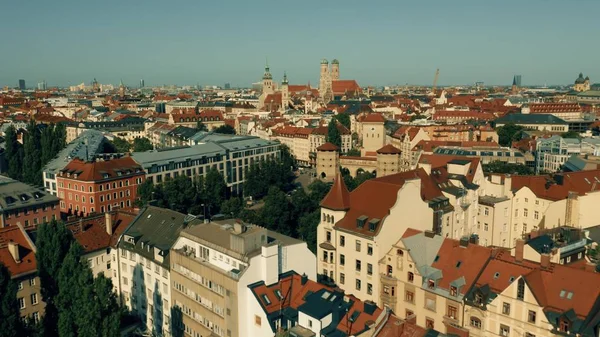 Tiefflugaufnahme von München. Flucht in Richtung historisches Zentrum. Deutschland — Stockfoto