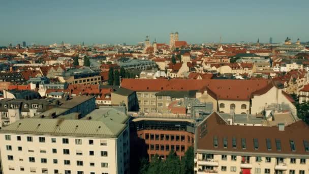 Alacsony magassági légi felvétel München. Repülés a történelmi központ felé. Németország — Stock videók