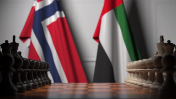 Bandiere della Norvegia e degli Emirati Arabi Uniti dietro pedoni sulla scacchiera. Gioco di scacchi o rivalità politica relativi animazione 3D — Video Stock