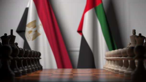 Banderas de Egipto y Emiratos Árabes Unidos detrás de peones en el tablero de ajedrez. Juego de ajedrez o rivalidad política relacionada con la animación 3D — Vídeo de stock