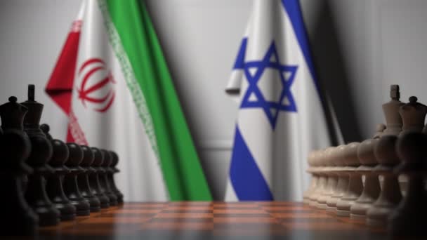 Satranç tahtasındaki piyonların arkasında İran ve İsrail bayrakları. Satranç oyunu veya siyasi rekabet ile ilgili 3d animasyon — Stok video