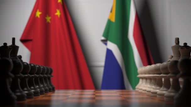 Bandiere della Cina e del Sudafrica dietro pedoni sulla scacchiera. Gioco di scacchi o rivalità politica relativi animazione 3D — Video Stock