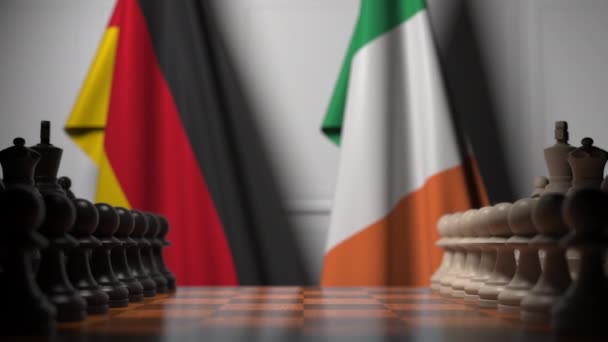 Vlajky Německa a Irska za pěšci na šachovnici. Šachová hra nebo politická — Stock video