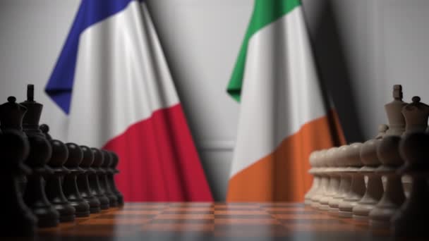 棋盘上的棋子后面是法国和爱尔兰的旗帜。国际象棋游戏或政治竞争相关3D动画 — 图库视频影像