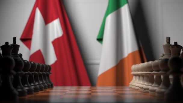 Satranç tahtasındaki piyonların arkasında İsviçre ve İrlanda bayrakları. Satranç oyunu veya siyasi rekabet ile ilgili 3d animasyon — Stok video