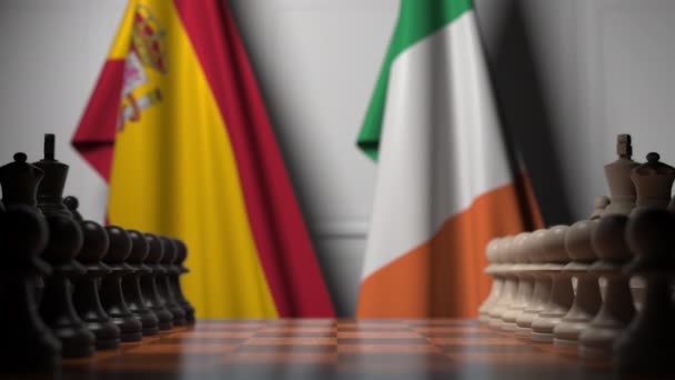 Bandiere di Spagna e Irlanda dietro pedoni sulla scacchiera. Gioco di scacchi o rivalità politica relativi animazione 3D — Video Stock