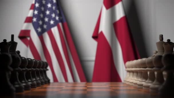 Flaggor av USA och Danmark bakom brickor på schackbrädet. Schack spel eller politisk rivalitet relaterade 3D-animering — Stockvideo