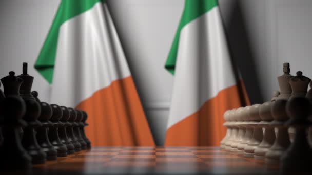 Bandiere d'Irlanda dietro pedine sulla scacchiera. Gioco di scacchi o rivalità politica relativi animazione 3D — Video Stock